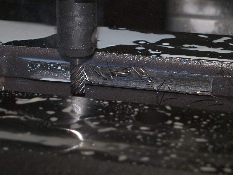 エンドミルによる切削加工（イメージ写真）